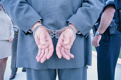 員工被行政拘留 用人單位可否以曠工為由解除勞動合同？